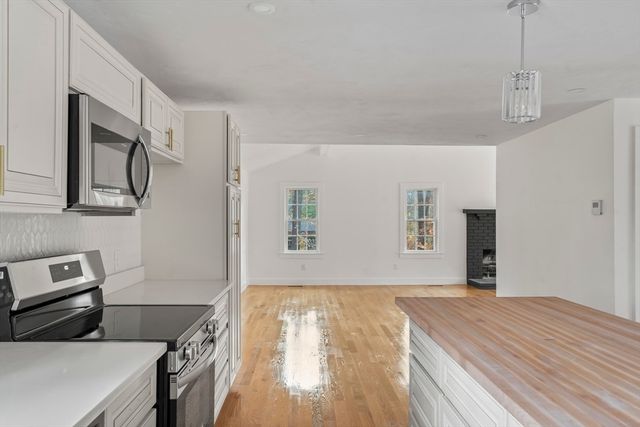 32 Laurel Ln, Raynham, MA 02767