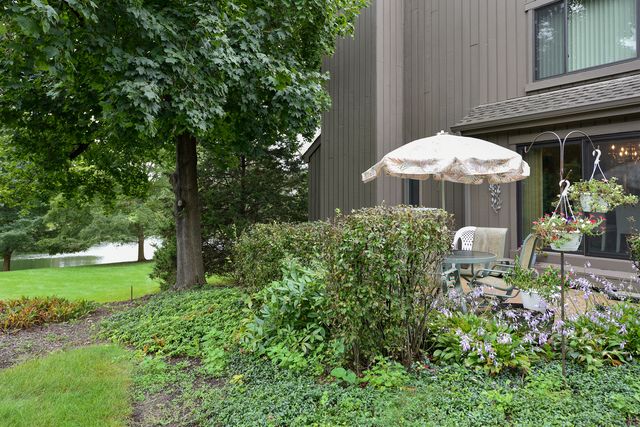 463 Woodview Road, Lake Barrington, IL 60010