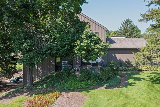 463 Woodview Road, Lake Barrington, IL 60010