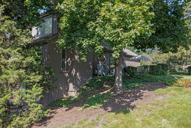 463 Woodview Road, Lake Barrington, IL 60010