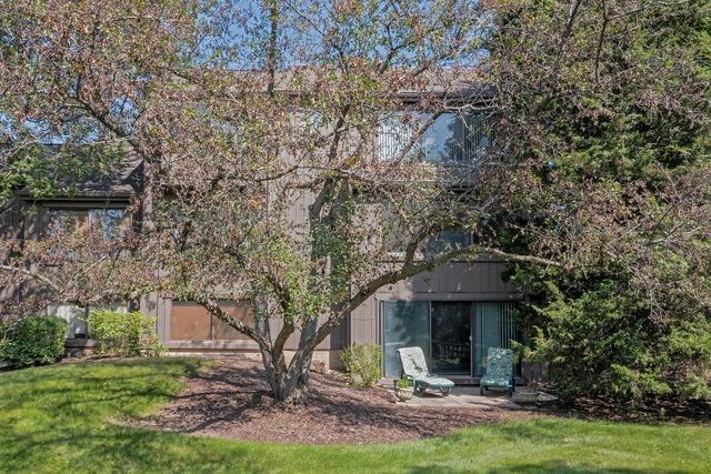 463 Woodview Road, Lake Barrington, IL 60010