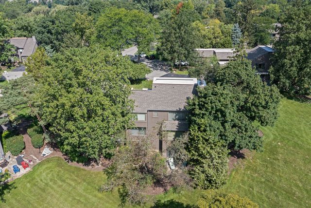 463 Woodview Road, Lake Barrington, IL 60010