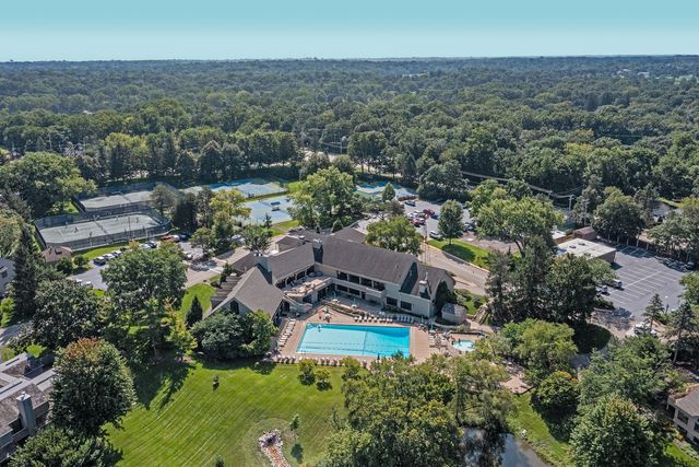 463 Woodview Road, Lake Barrington, IL 60010