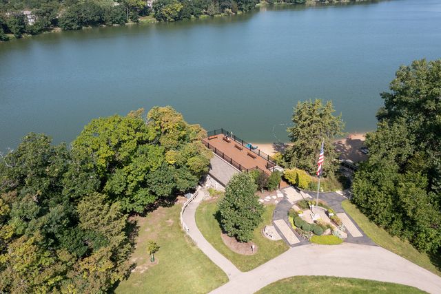 463 Woodview Road, Lake Barrington, IL 60010