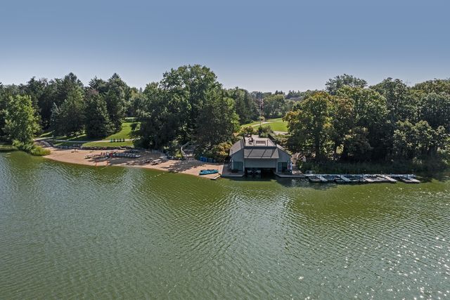 463 Woodview Road, Lake Barrington, IL 60010