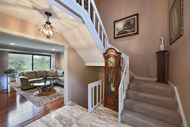 463 Woodview Road, Lake Barrington, IL 60010