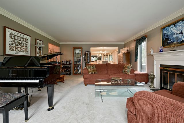 463 Woodview Road, Lake Barrington, IL 60010