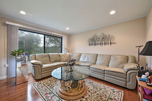 463 Woodview Road, Lake Barrington, IL 60010