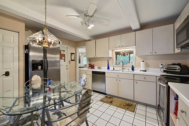 463 Woodview Road, Lake Barrington, IL 60010