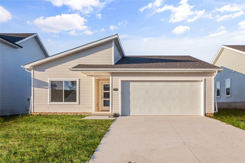 4310 Grover Woods Lane, Des Moines, IA 50317