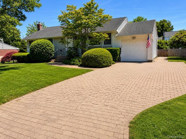 16 Clay Pitts Road, Greenlawn, NY 11740