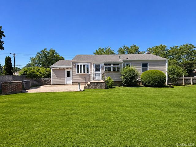 16 Clay Pitts Road, Greenlawn, NY 11740