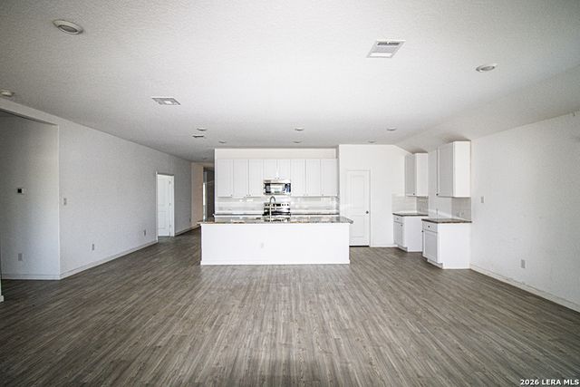 2700 SAN MARTIN LN, Seguin, TX 78155