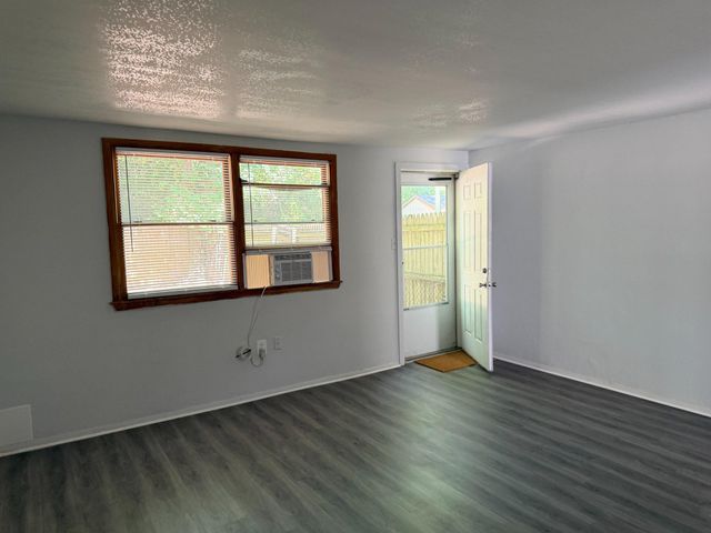 3043 FREEWAY FWY, Halethorpe, MD 21227