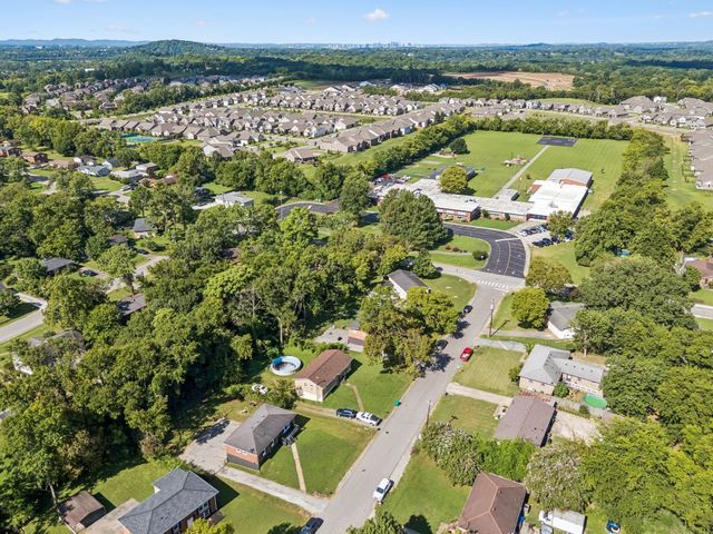 5007 Bonnameade Dr, Hermitage, TN 37076