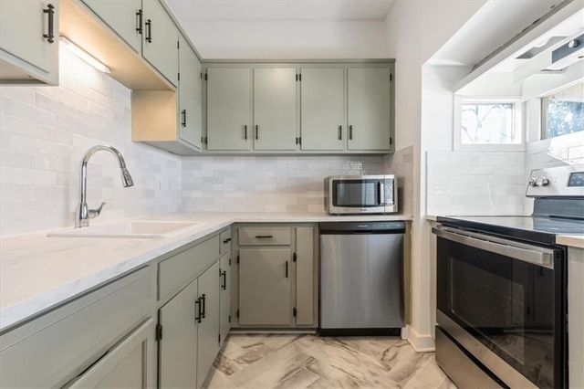2925 Holmes Street, Kansas City, MO 64109