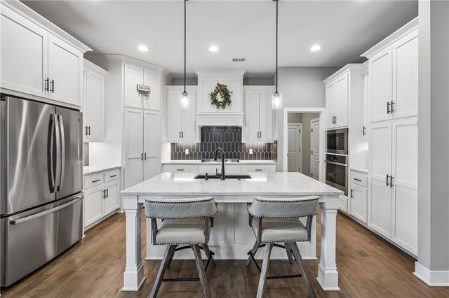 1121 SW Cheshire Drive, Lee's Summit, MO 64083