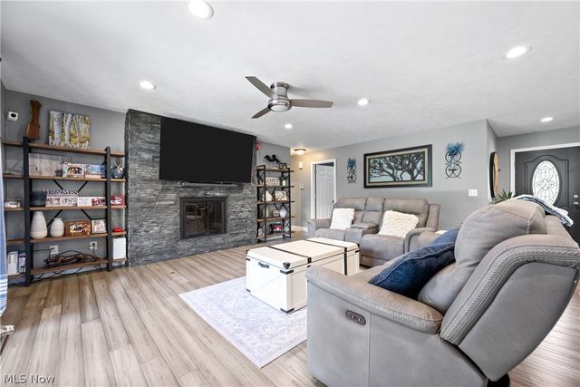 408 Center Road, New Franklin, OH 44319