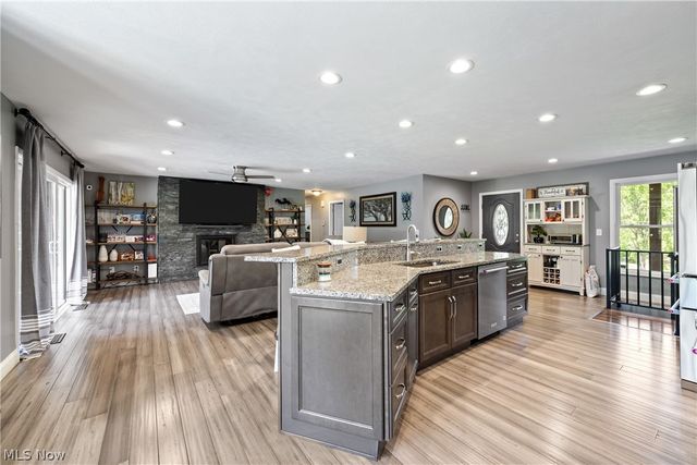 408 Center Road, New Franklin, OH 44319