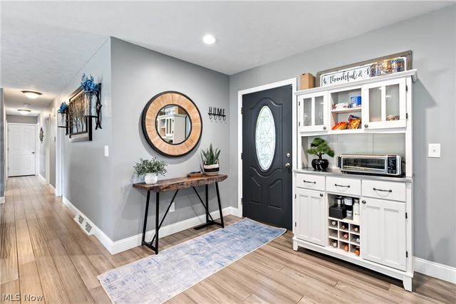 408 Center Road, New Franklin, OH 44319