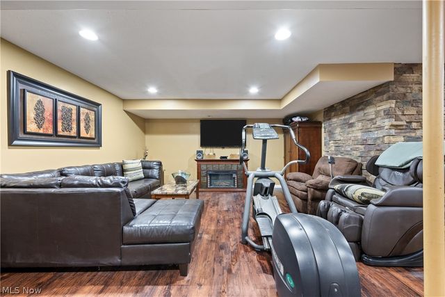408 Center Road, New Franklin, OH 44319