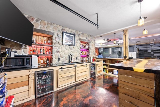 408 Center Road, New Franklin, OH 44319