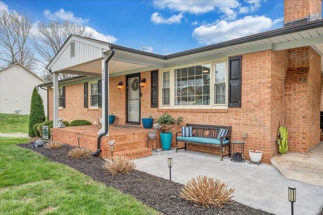 230 Dawnridge DR, Vinton, VA 24179