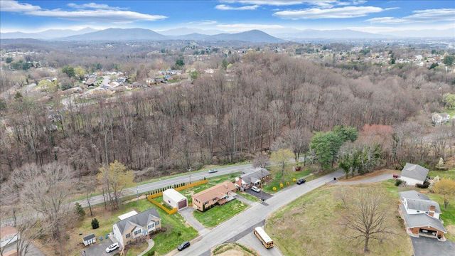 230 Dawnridge DR, Vinton, VA 24179