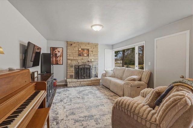 W379N5787 Meadowview ROAD, Oconomowoc, WI 53066