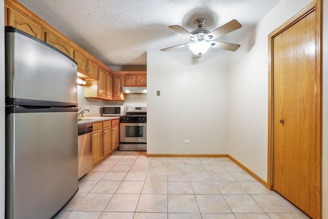 14016 Waterbury Drive 1404, Crestwood, IL 60418