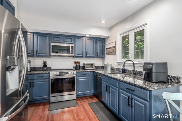 89 Heatherwood Drive 89, Brookfield, CT 06804