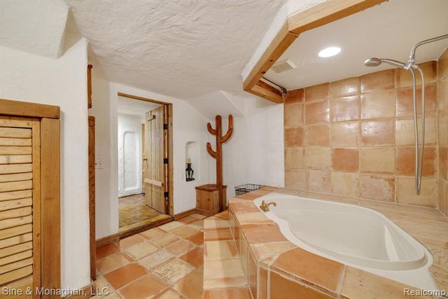 417 Cloverly Road, Grosse Pointe, MI 48236