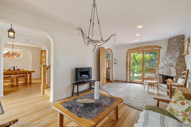 417 Cloverly Road, Grosse Pointe, MI 48236