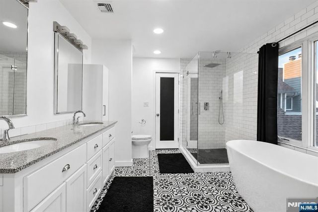 4B Cove Lane, North Bergen, NJ 07047