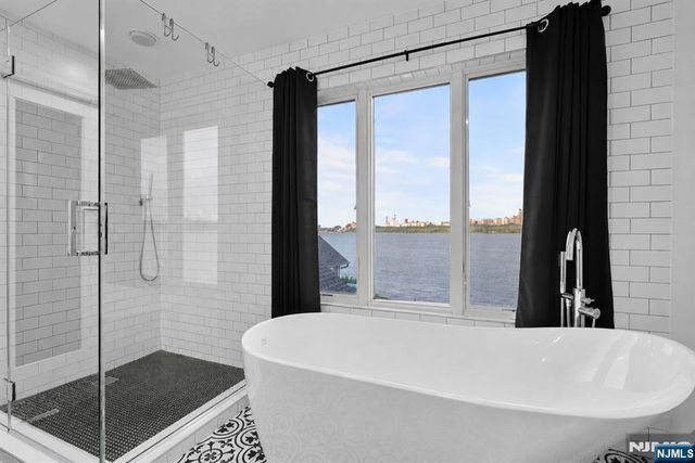 4B Cove Lane, North Bergen, NJ 07047