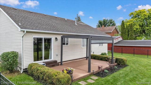53611 County Line Road, New Baltimore, MI 48047