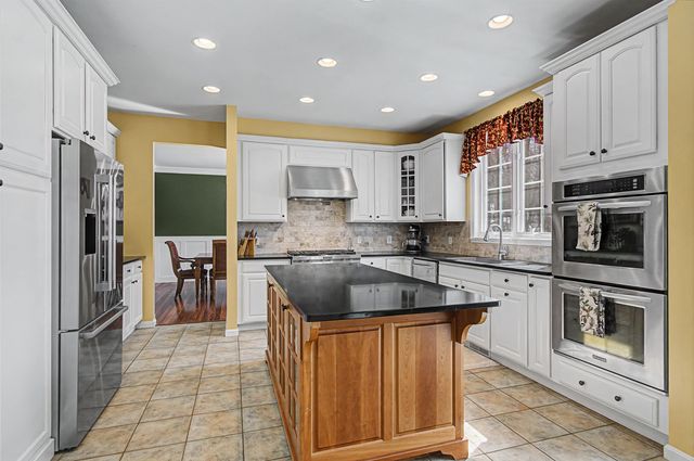 7 Debra Drive, Essex, VT 05452