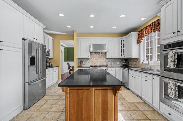 7 Debra Drive, Essex, VT 05452