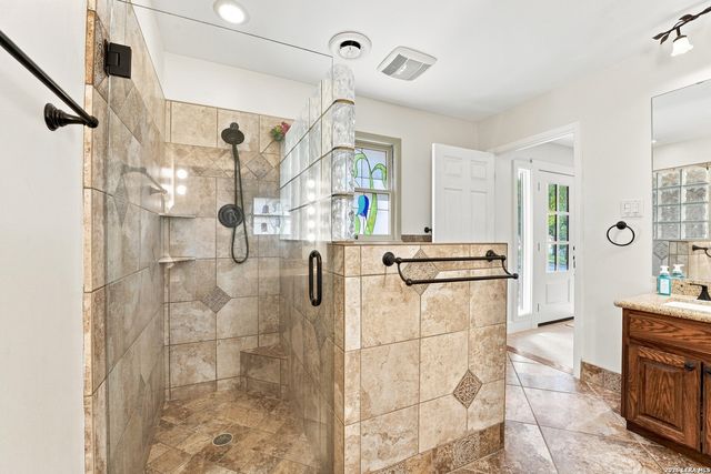 117 W HAMPTON DR, Seguin, TX 78155