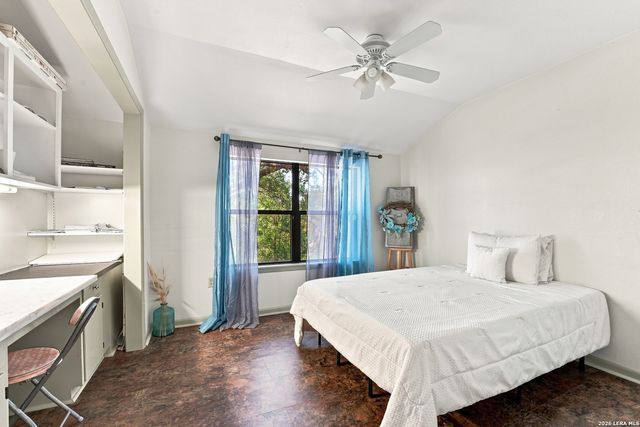 117 W HAMPTON DR, Seguin, TX 78155