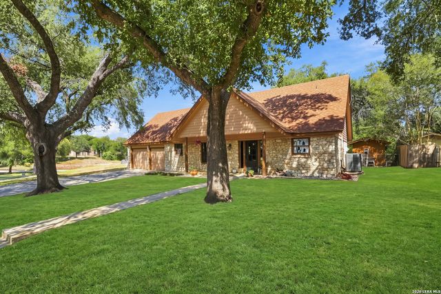 117 W HAMPTON DR, Seguin, TX 78155