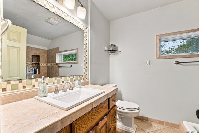 117 W HAMPTON DR, Seguin, TX 78155