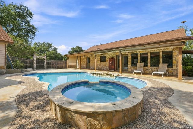 117 W HAMPTON DR, Seguin, TX 78155