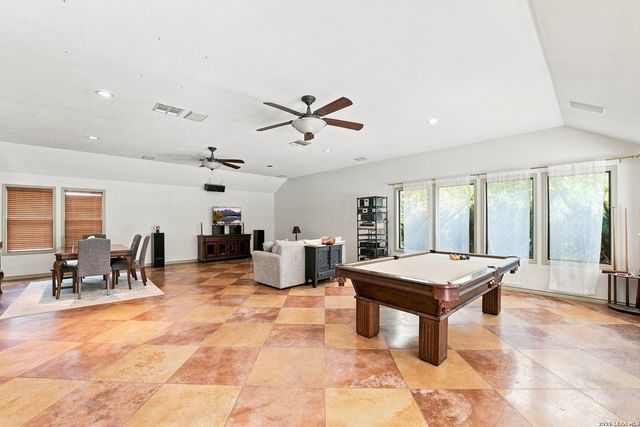 117 W HAMPTON DR, Seguin, TX 78155