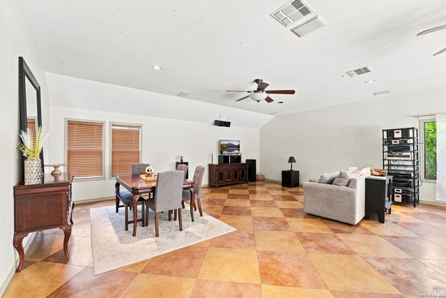 117 W HAMPTON DR, Seguin, TX 78155
