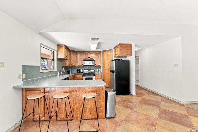 117 W HAMPTON DR, Seguin, TX 78155