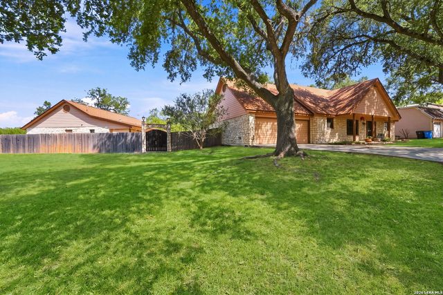 117 W HAMPTON DR, Seguin, TX 78155