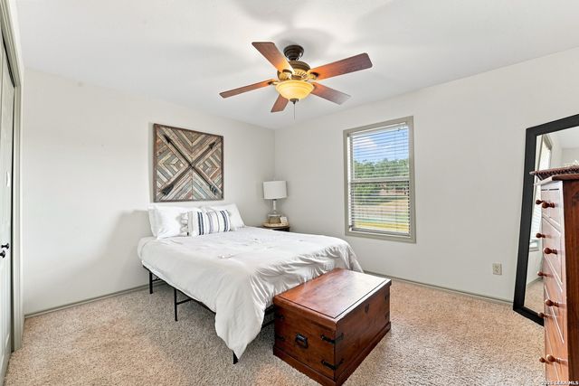 117 W HAMPTON DR, Seguin, TX 78155