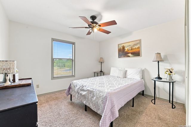 117 W HAMPTON DR, Seguin, TX 78155