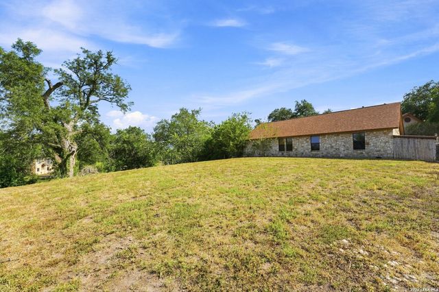 117 W HAMPTON DR, Seguin, TX 78155